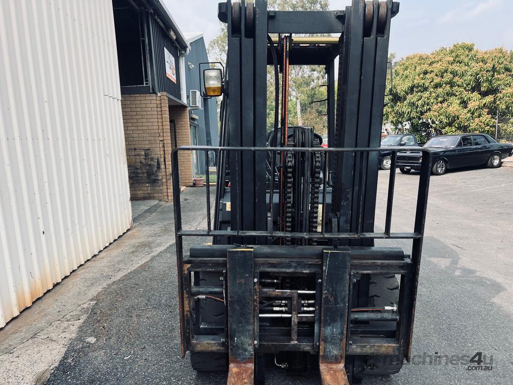 Used Low Hour 3000kg Diesel Forklift 